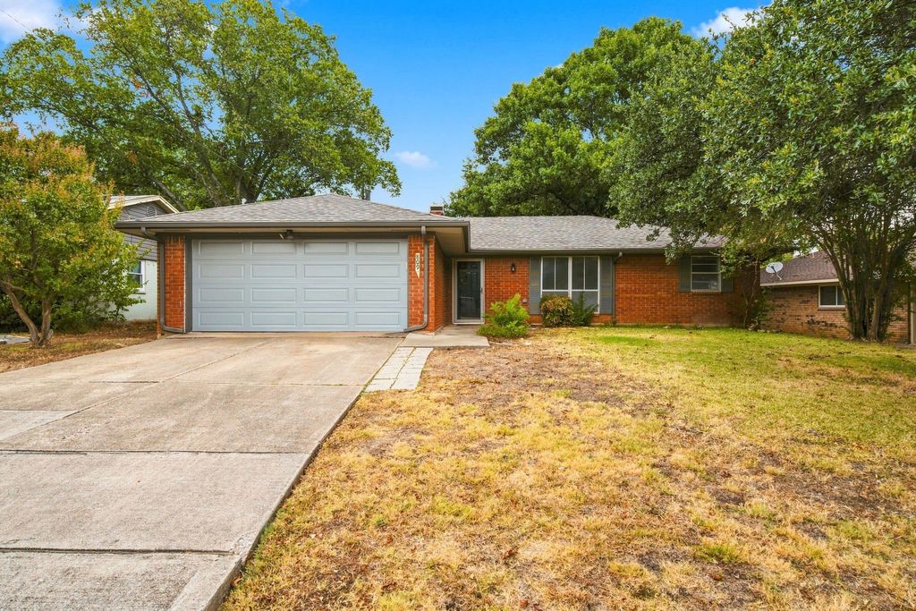 809 S Atkerson Lane, Euless, TX 76040 — exterior