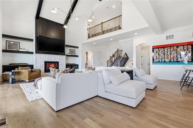 7445 NW Fawn Avenue, Parkville, MO 64152