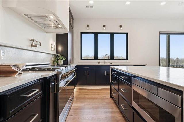 7445 NW Fawn Avenue, Parkville, MO 64152