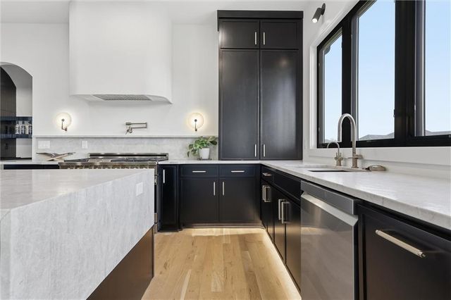 7445 NW Fawn Avenue, Parkville, MO 64152