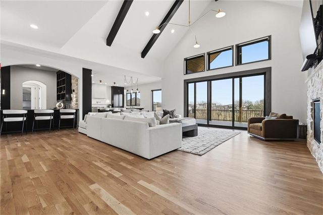 7445 NW Fawn Avenue, Parkville, MO 64152