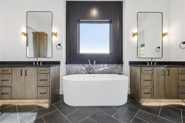 7445 NW Fawn Avenue, Parkville, MO 64152