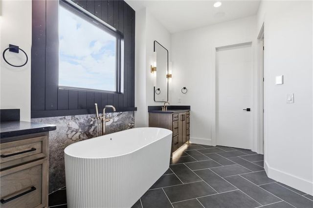 7445 NW Fawn Avenue, Parkville, MO 64152