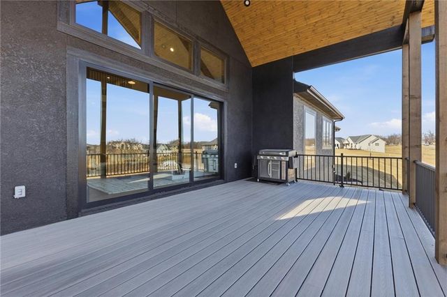 7445 NW Fawn Avenue, Parkville, MO 64152