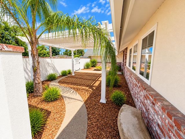 6758 N Hazel Avenue, Fresno, CA 93711