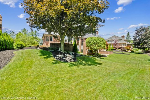 18878 Oak Leaf Lane, Northville, MI 48168