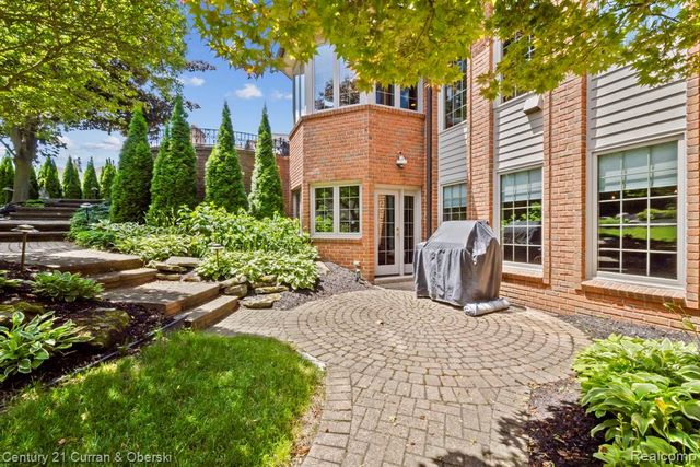 18878 Oak Leaf Lane, Northville, MI 48168