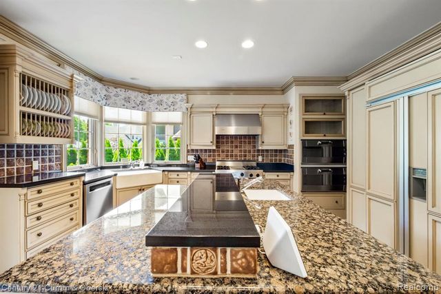 18878 Oak Leaf Lane, Northville, MI 48168