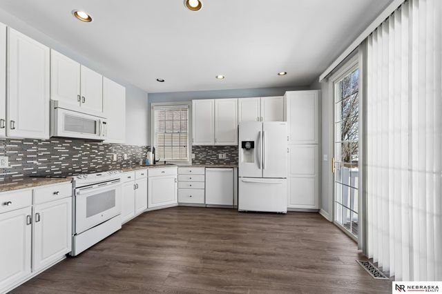 17202 Hickory Plaza, Omaha, NE 68130