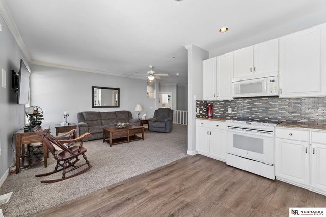 17202 Hickory Plaza, Omaha, NE 68130