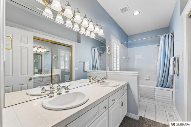 17202 Hickory Plaza, Omaha, NE 68130