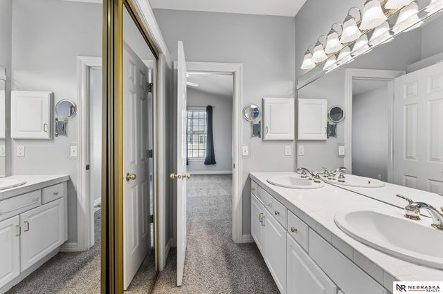 17202 Hickory Plaza, Omaha, NE 68130