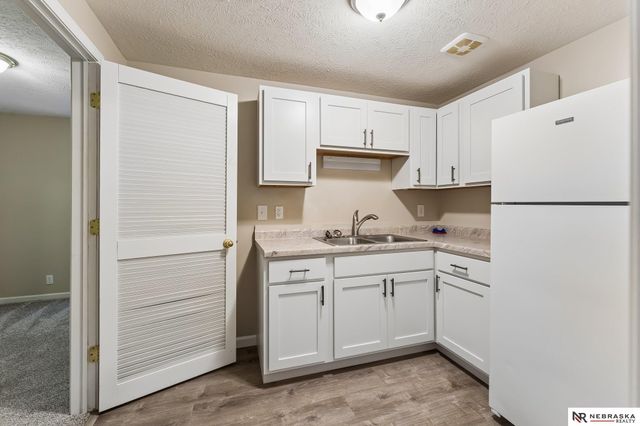 17202 Hickory Plaza, Omaha, NE 68130