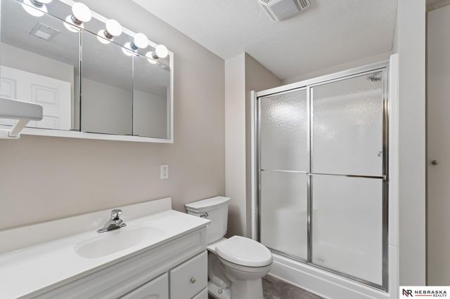 17202 Hickory Plaza, Omaha, NE 68130