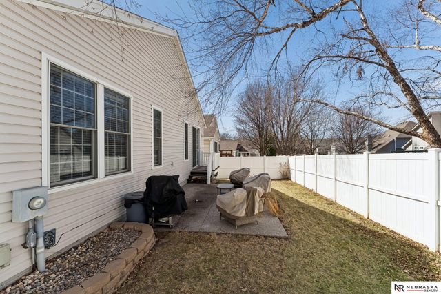 17202 Hickory Plaza, Omaha, NE 68130