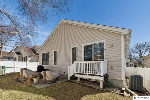 17202 Hickory Plaza, Omaha, NE 68130