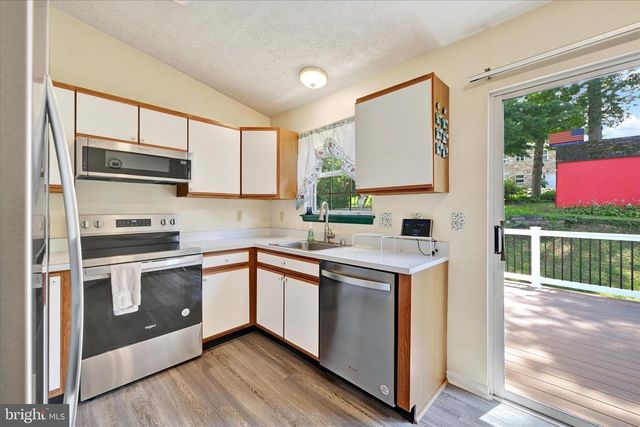 15 HEAVRIN CT, Baltimore, MD 21236