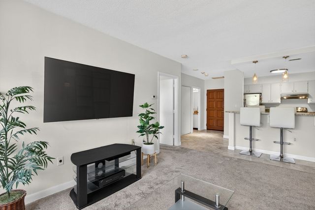 210 Nahanton 117, Newton, MA 02459