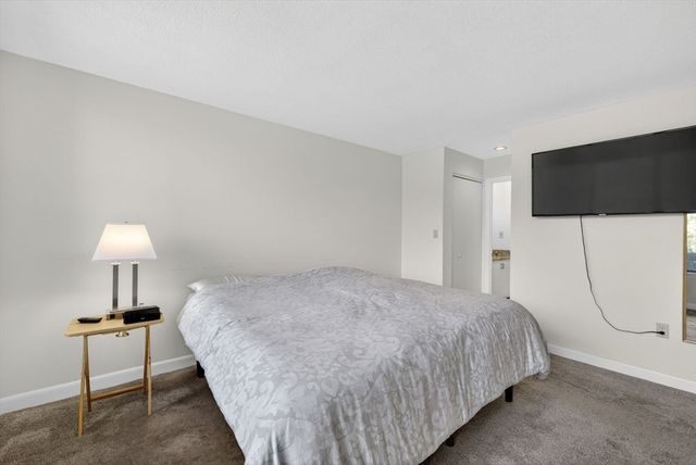210 Nahanton 117, Newton, MA 02459