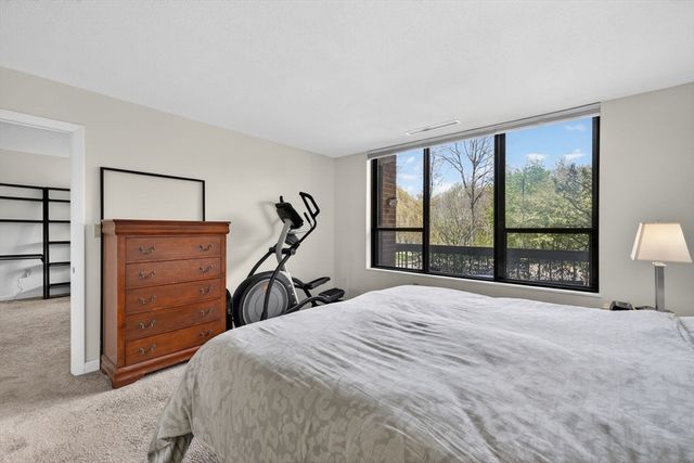 210 Nahanton 117, Newton, MA 02459