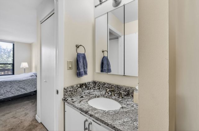 210 Nahanton 117, Newton, MA 02459
