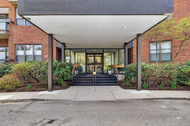210 Nahanton 117, Newton, MA 02459