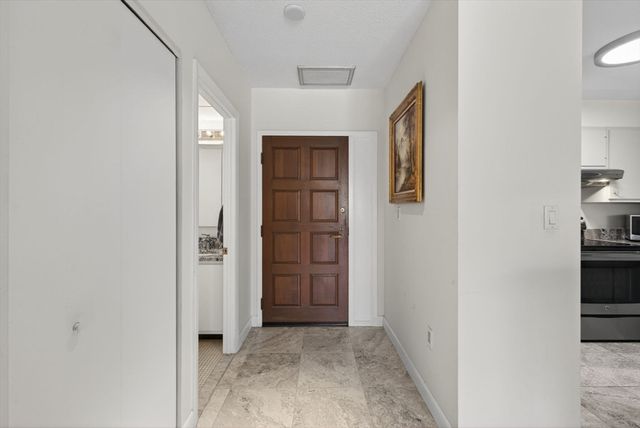 210 Nahanton 117, Newton, MA 02459
