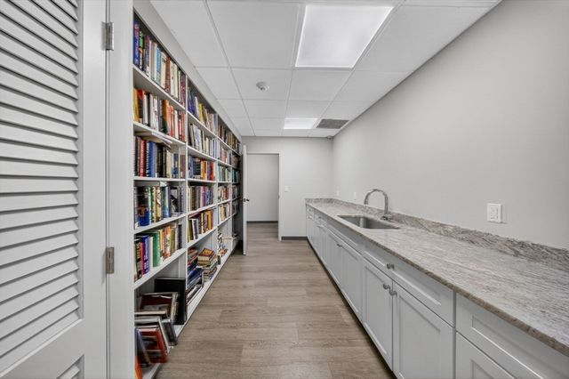 210 Nahanton 117, Newton, MA 02459