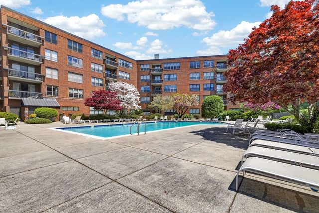 210 Nahanton 117, Newton, MA 02459