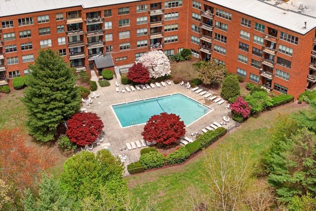 210 Nahanton 117, Newton, MA 02459