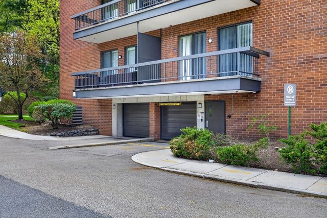 210 Nahanton 117, Newton, MA 02459