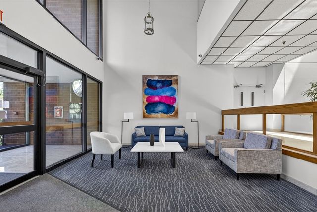210 Nahanton 117, Newton, MA 02459