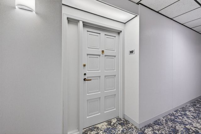210 Nahanton 117, Newton, MA 02459