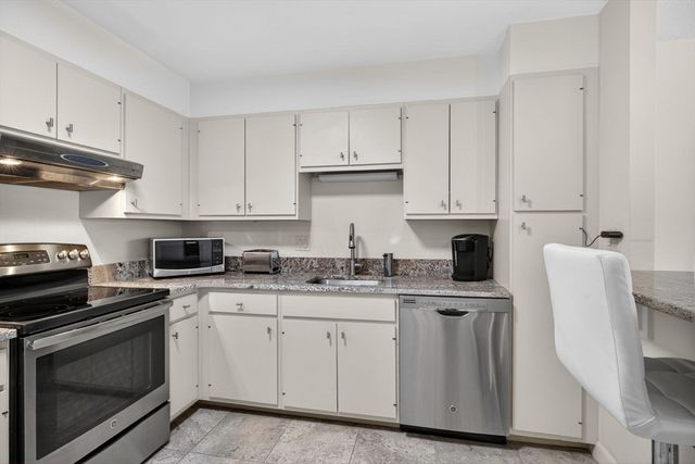 210 Nahanton 117, Newton, MA 02459