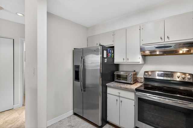210 Nahanton 117, Newton, MA 02459