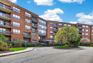 210 Nahanton 117, Newton, MA 02459