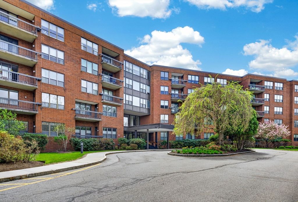 210 Nahanton 117, Newton, MA 02459