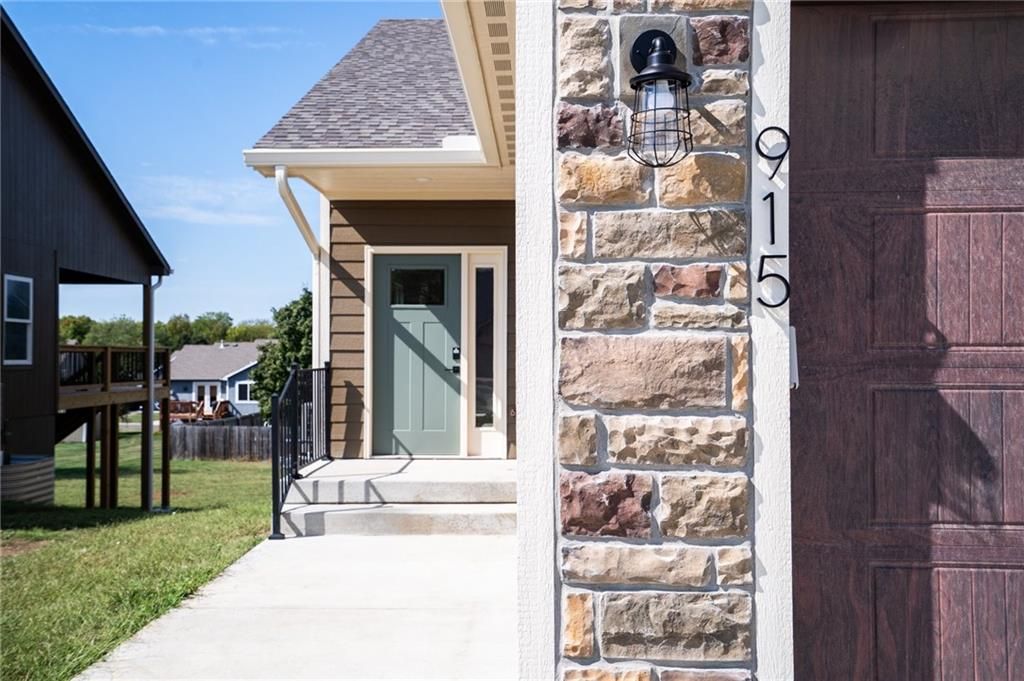 915 Eagle Ridge Drive, Baldwin City, KS 66006