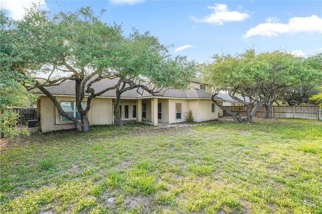 104 Saint Andrews St, Rockport, TX 78382