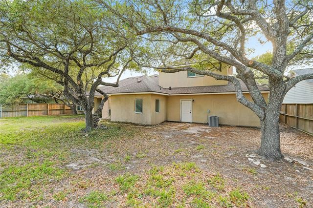 104 Saint Andrews St, Rockport, TX 78382
