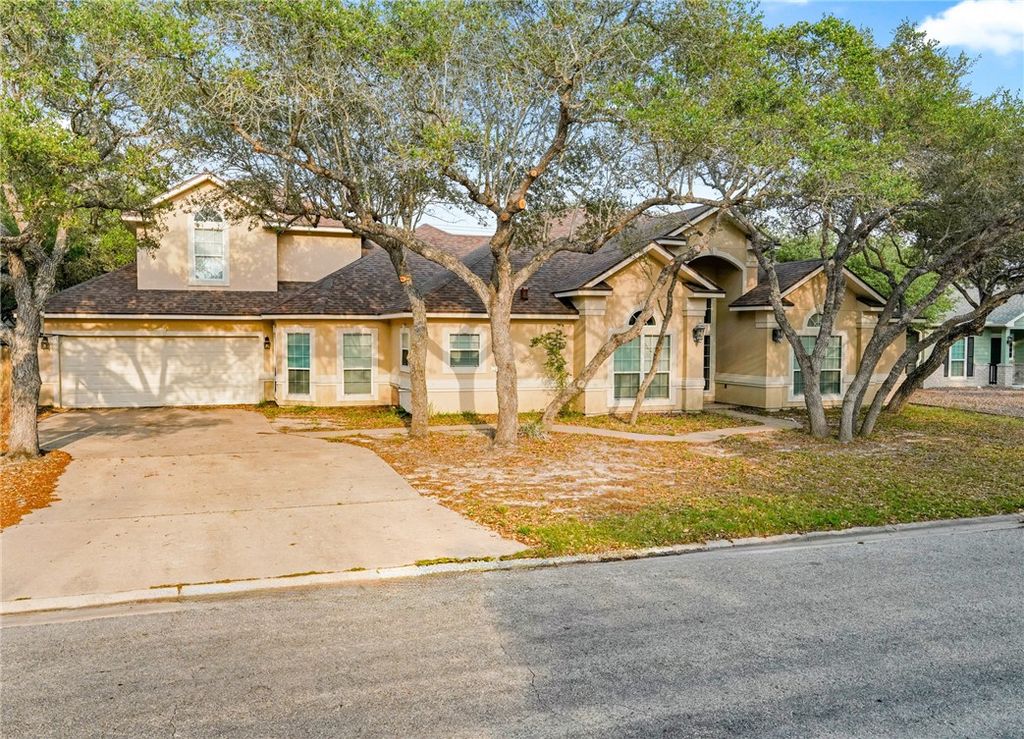 104 Saint Andrews St, Rockport, TX 78382