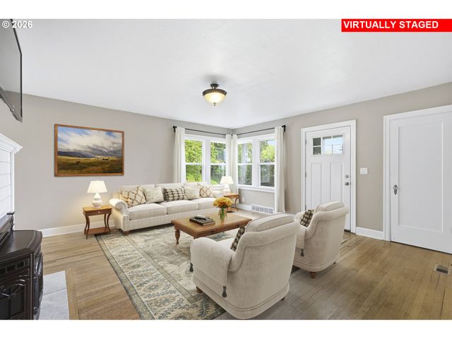 1102 CENTER St, Oregon City, OR 97045