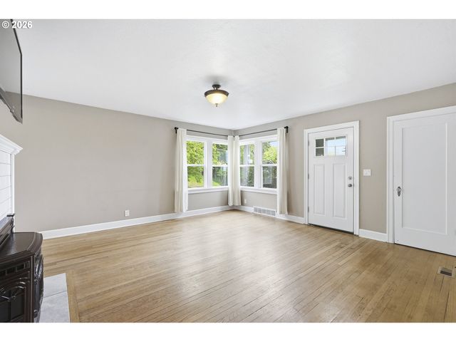 1102 CENTER St, Oregon City, OR 97045