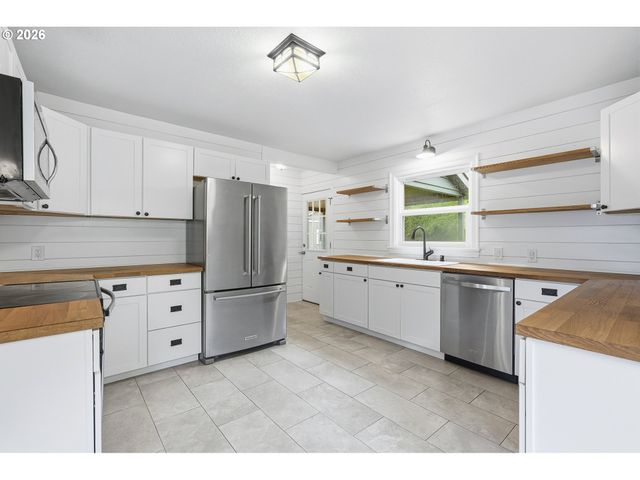 1102 CENTER St, Oregon City, OR 97045