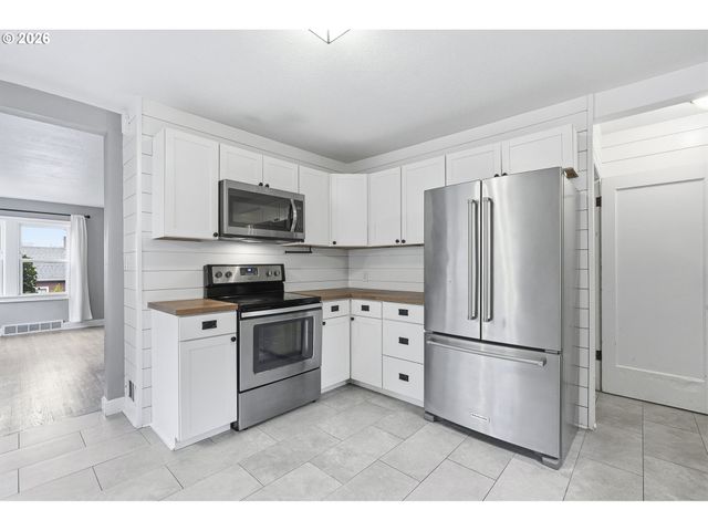 1102 CENTER St, Oregon City, OR 97045