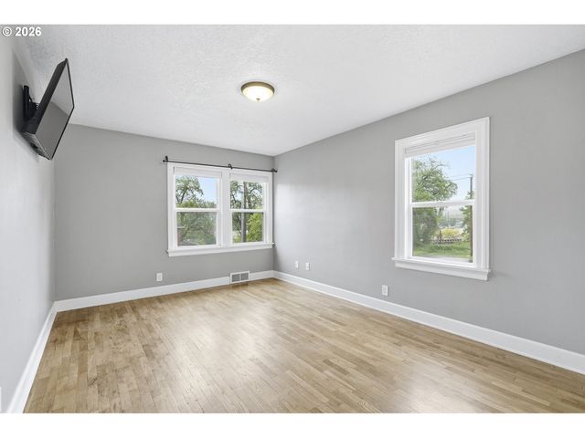 1102 CENTER St, Oregon City, OR 97045