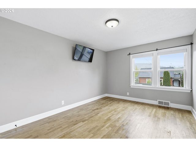 1102 CENTER St, Oregon City, OR 97045