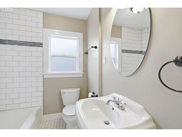 1102 CENTER St, Oregon City, OR 97045