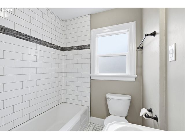 1102 CENTER St, Oregon City, OR 97045