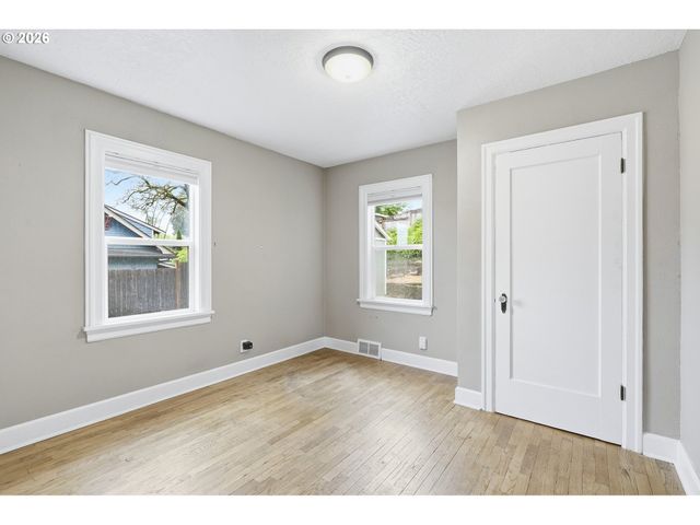 1102 CENTER St, Oregon City, OR 97045